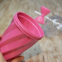 Пластиковый многоразовый стакан с крышкой, бантиком и трубочкой для девушки
