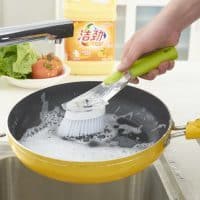 Пласмассовая щетка для мытья посуды с ручкой, дозатором моющего средства и губкой