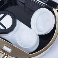 Пластиковый контейнер для хранения контактных линз с пинцетом и зеркалом