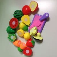 Набор пластмассовых разрезанных овощей и фруктов на липучках для детей