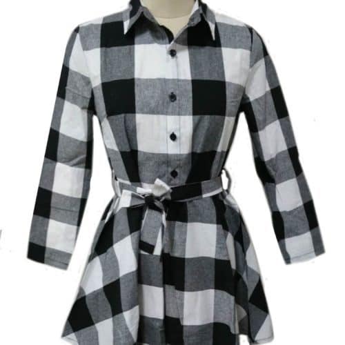 Короткое мини платье-рубашка в клетку, на пуговицах, с поясом и рукавом три четверти красное, черное и белое