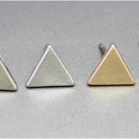Серьги-гвоздики-пусеты из сплава геометрической формы черные, золотые, серебряные (треугольник, куб, круг, молния)