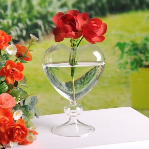 Стеклянная ваза для цветов в форме сердца