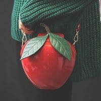 Женская маленькая сумка на длинном ремне через плечо в виде красного и зеленого яблока
