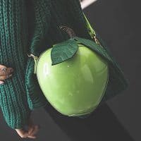 Женская маленькая сумка на длинном ремне через плечо в виде красного и зеленого яблока