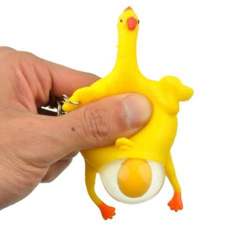 Брелок-антистресс резиновый игрушка курица, несущая яйцо