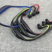 NAIKU Вакуумные спортивные беспроводные качественные Bluetooth наушники-вкладыши-гарнитура с микрофоном, регулятором громкости и поддержкой карт памяти