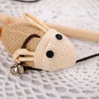 Деревянная игрушка Дразнилка с мышкой и перьями для кошки