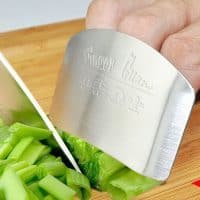 Металлическая защита для пальцев при нарезке овощей