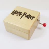 Музыкальная шкатулка, которая проигрывает главную тему серии фильмов Гарри Поттера