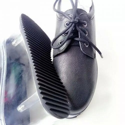Женские черные и белые ботинки на шнуровке с прозрачной подошвой-платформой