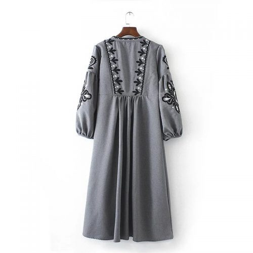 Серое длинное платье до колен с вышивкой и рукавами фонариками (реплика Зара/Zara)