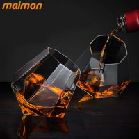 Наклоненный прозрачный стакан для виски в виде кристалла