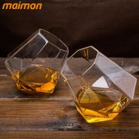 Наклоненный прозрачный стакан для виски в виде кристалла