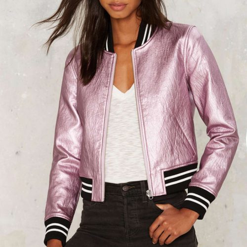 Женская демисезонная куртка-бомбер на молнии без капюшона розового цвета металлик