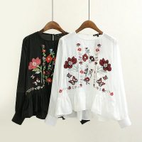 Черная и белая блузка с цветочной вышивкой, длинными рукавами и оборкой по низу (реплика Зара/Zara)