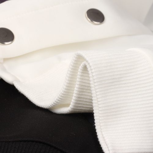 Женская демисезонная куртка-бомбер на кнопках без капюшона с цветами на рукавах (черный, белый)