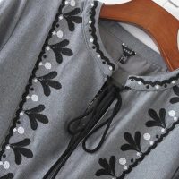 Серое длинное платье до колен с вышивкой и рукавами фонариками (реплика Зара/Zara)