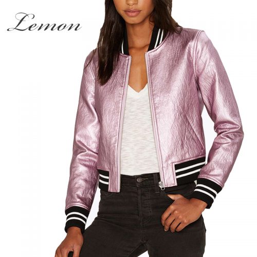 Женская демисезонная куртка-бомбер на молнии без капюшона розового цвета металлик