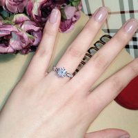 Женское обручальное кольцо с камнем кубическим цирконием