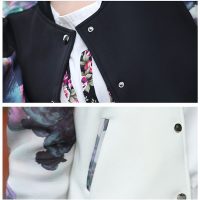 Женская демисезонная куртка-бомбер на кнопках без капюшона с цветами на рукавах (черный, белый)