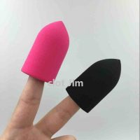 Черный и розовый спонж пуля для нанесения макияжа (с отверстием для пальца внутри)