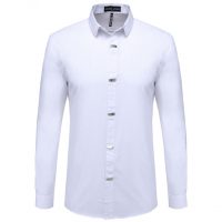 Мужская классическая приталенная рубашка с длинными рукавами и большими металлическими кнопками