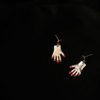 Серьги гвоздики в виде кистей рук с красными ногтями