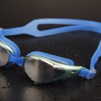 Спортивные очки для плавания в бассейне