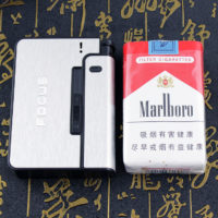 Металлический портсигар с зажигалкой и автоматическим выбросом сигарет
