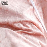 Бархатная укороченная толстовка худи розового цвета с капюшоном и длинными рукавами