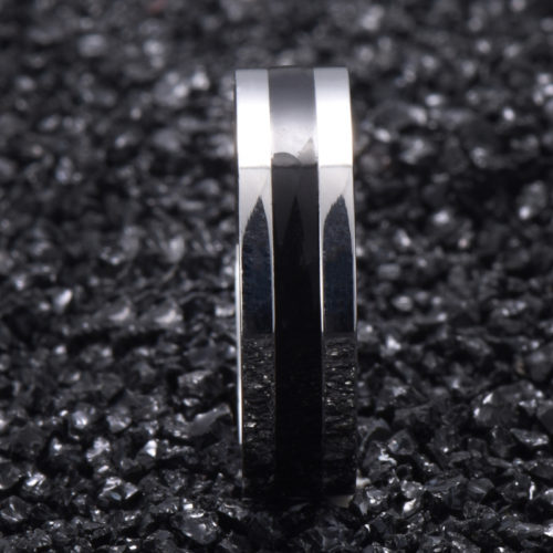 Мужское кольцо серебристого цвета с черной полоской