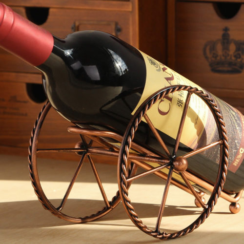 Металлический держатель-подставка для бутылки вина в виде пушечного лафета с колесами