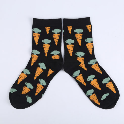 Женские хлопковые высокие черные носки с рисунком оранжевой морковки