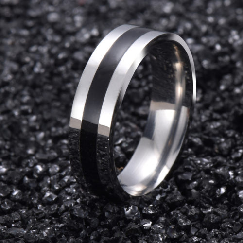 Мужское кольцо серебристого цвета с черной полоской