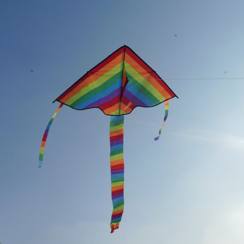 Воздушный змей радужный треугольник с хвостом