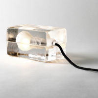 Необычный настольный светильник Лампочка во льду