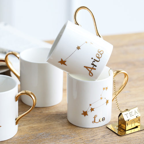 Белые керамические кружки с золотым рисунком созвездий (знаков зодиака) и заварником-домиком (в подарочной упаковке)