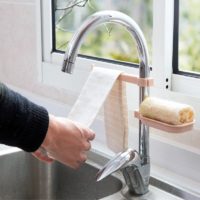 Универсальный пластиковый держатель для губки, мыла и тряпки на кухонный кран 2 шт.