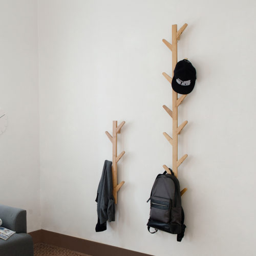 Деревянная настенная вешалка для головных уборов и сумок