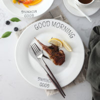 Белая столовая посуда с надписями Good morning