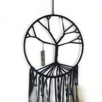 Ловец снов декор на стену с черными нитями и перьями