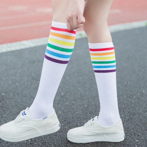 Женские белые или черные высокие носки гольфы с радужными разноцветными полосками