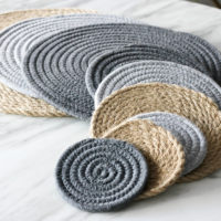 Вязаные круглые серые или бежевые коврики под посуду разных размеров