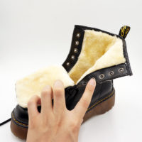 Женские зимние ботинки с мехом, на шнуровке, из искусственной кожи, на высокой платформе (реплика Dr. Martens)