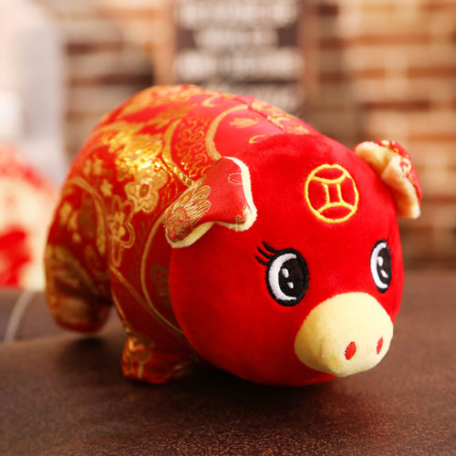 Символ 2019 года красная мягкая игрушка свинья с желтым рисунком