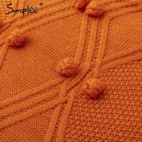 Женский вязаный свободный оранжевый или белый свитер с воротником, структурной геометрической вязкой и “помпонами”
