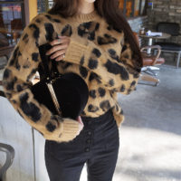 Женский теплый пушистый свитер с леопардовым принтом