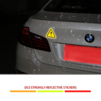 Светоотражающая наклейка с восклицательным знаком на автомобиль