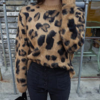 Женский теплый пушистый свитер с леопардовым принтом